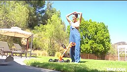 Milfty 21 11 14 Reagan Foxx Help With Her Yard XXX